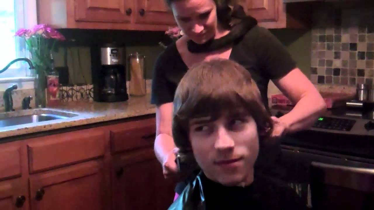 Тай делает стрижку