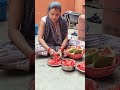 सासू मां के लिए काटा फल