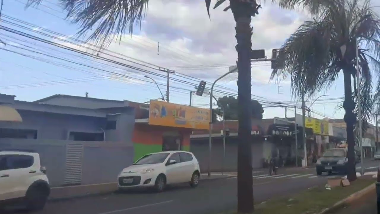 AS VEZES ALEATORIAMENTE PELAS AVENIDAS.