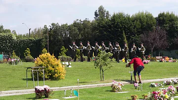 ¿Hace la Marina una salva de 21 cañonazos en un funeral?