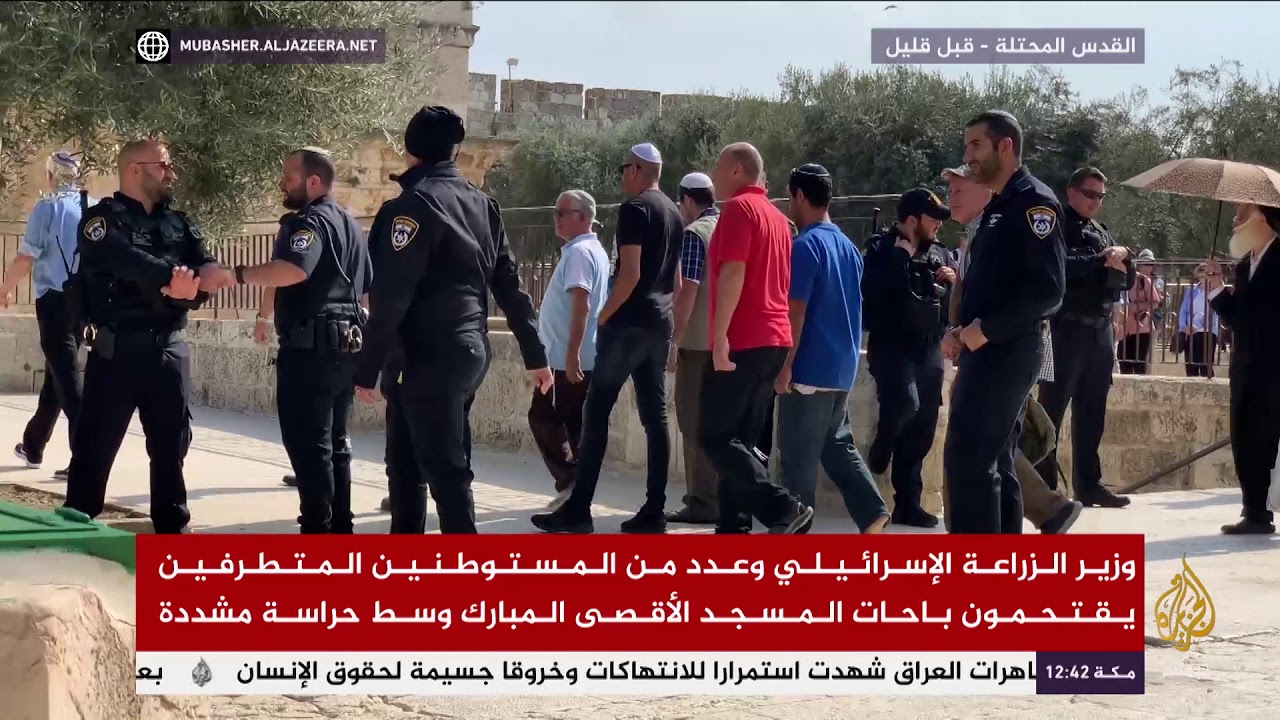 وزير الزراعة الإسرائيلي وعدد من المستوطنين المتطرفين يقتحمون باحات المسجد الأقصى