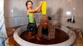 Nos Bañamos en 7 Toneladas de Chocolate en la Piscina Jakuzzi