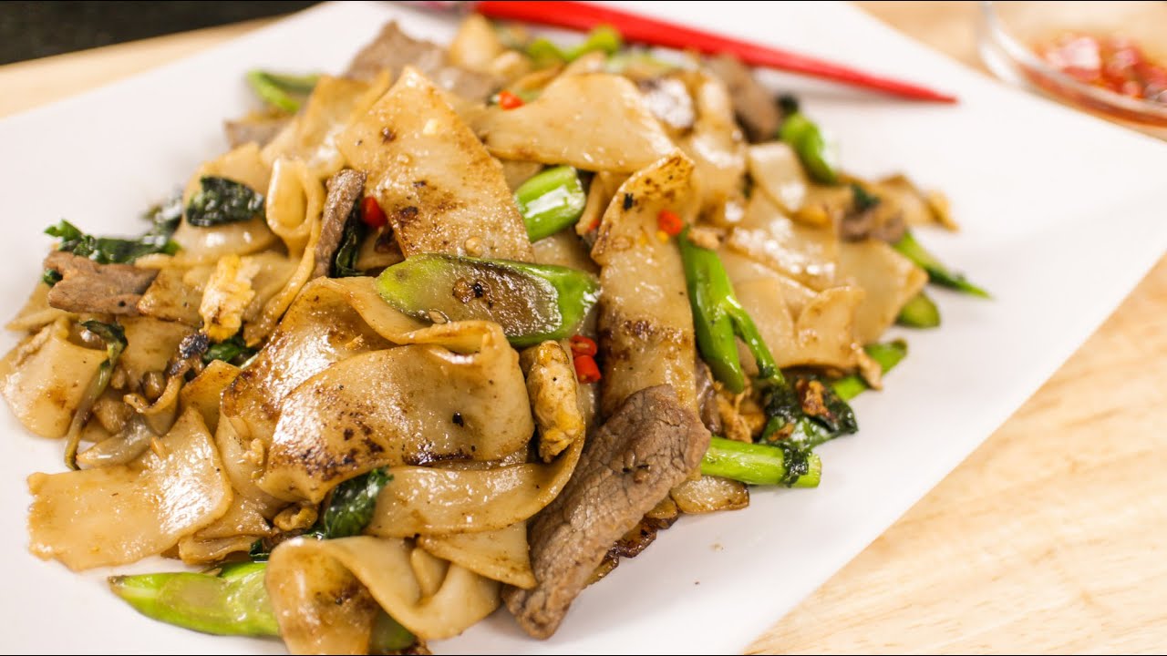 Pad See Ew Recipe ผัดซีอิ้ว - Hot Thai Kitchen