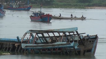 Tin Tức 24h: Mất an toàn từ những con tàu mắc cạn ở Quảng Ngãi