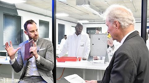 Leon Smalberger, CEO van het Academic Institute of Excellence, spreekt met Martin Creamer op video