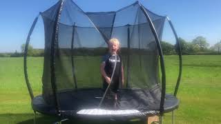 Kong Noa hopper på trampolin