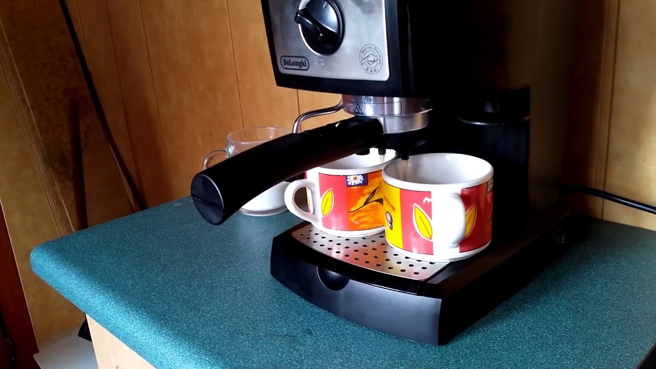 Ekspres Delonghi EC156.B Przyrządzanie kawy espresso - YouTube