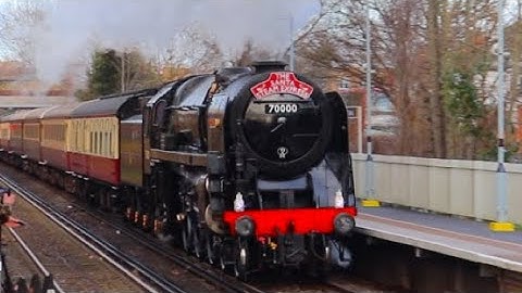 70000 Britannia & Black Five 44871 power around London on Christmas Specials! | 20/12/24
