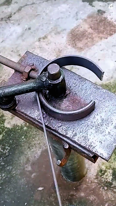 Proses melengkungkan besi menggunakan alat unik dengan mudah #shorts