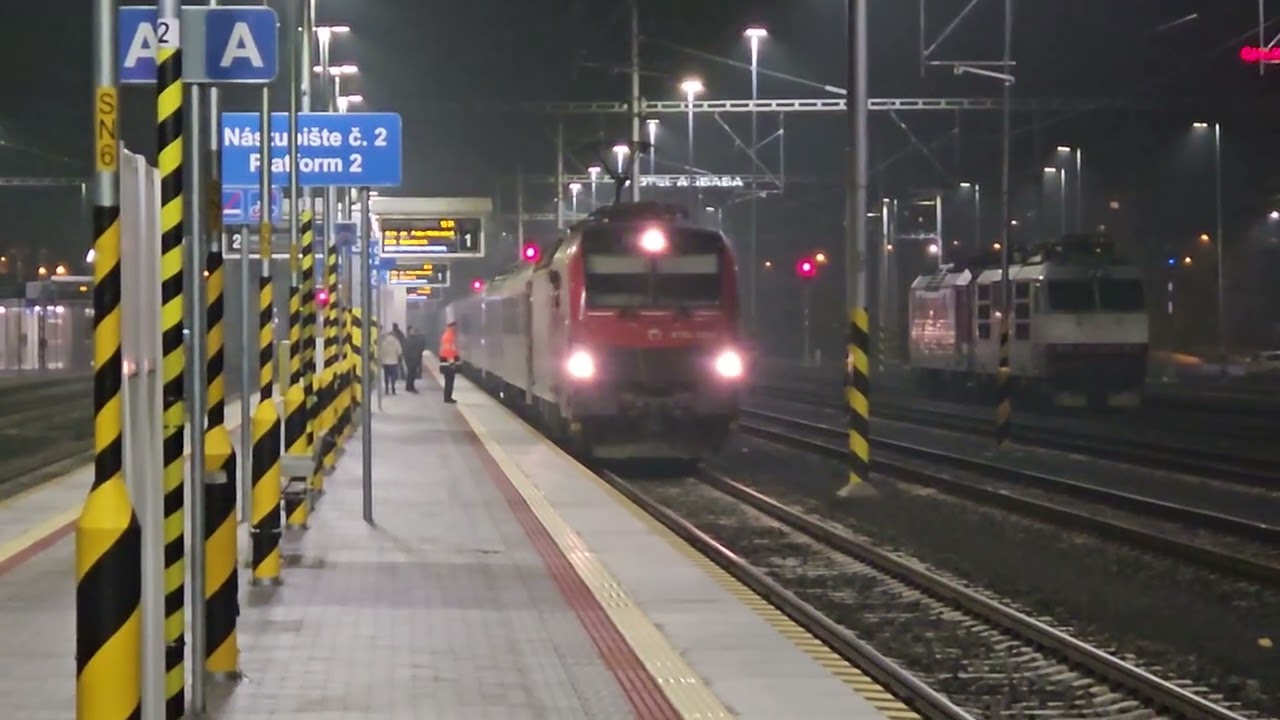 Odchod nočného EuroNight EN 442 Slovakia z Humenného 