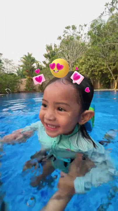 BUNDA AJARIN LEXIE JALAN DI ATAS AIR KOLAM RENANG, KIRA-KIRA BISA NGGAK YA? 😮 #dienafitri #shorts