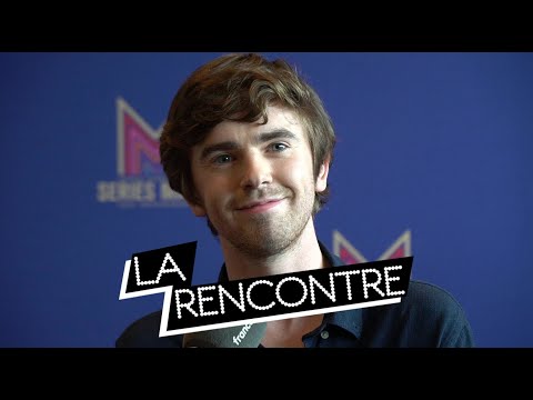 Video: Freddie Highmore netto waarde: Wiki, Getroud, Familie, Trou, Salaris, Broers en susters