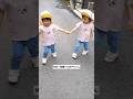 ポチポチ言いながらご機嫌で登園する次女ちゃん🤣帽子って言っているのかな？