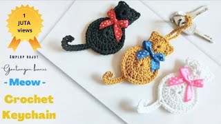 crochet cat keychain facing back (subtitle)