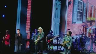 Train with Hall and Oates-Philly Forget Me Not live