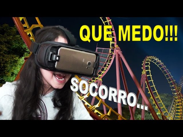 Rapariga Atraente Jogando Jogo Vídeo Com Papelão Virtual Realidade