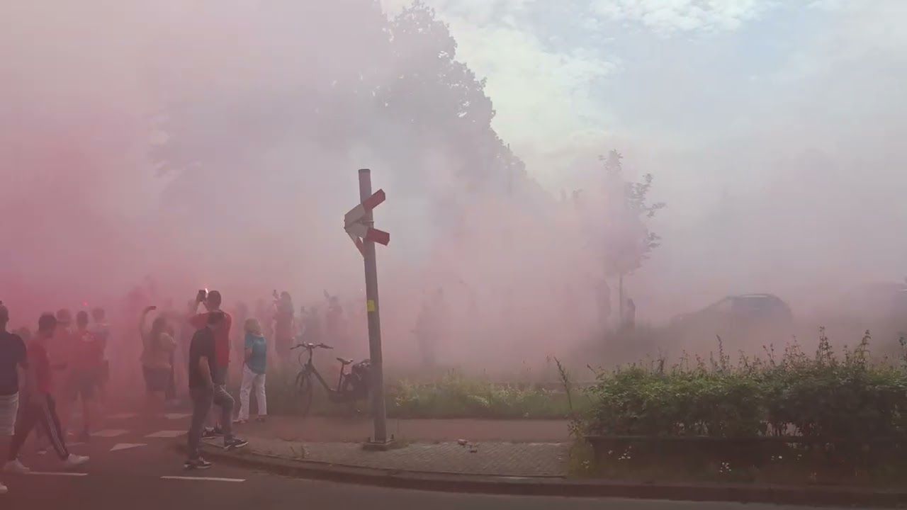 Supporters zwaaien FC Twente selectie uit
