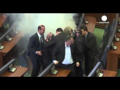 კოსოვოს პარლამენტში დეპუტატებმა ცრემლსადელი გაზი გაუშვეს