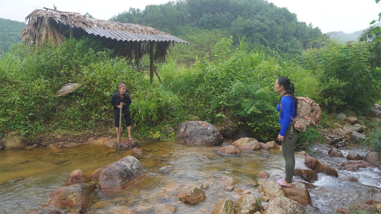 TIMELAPSE: A kind girl comes to give gifts and help an old man living alone repair his old house.