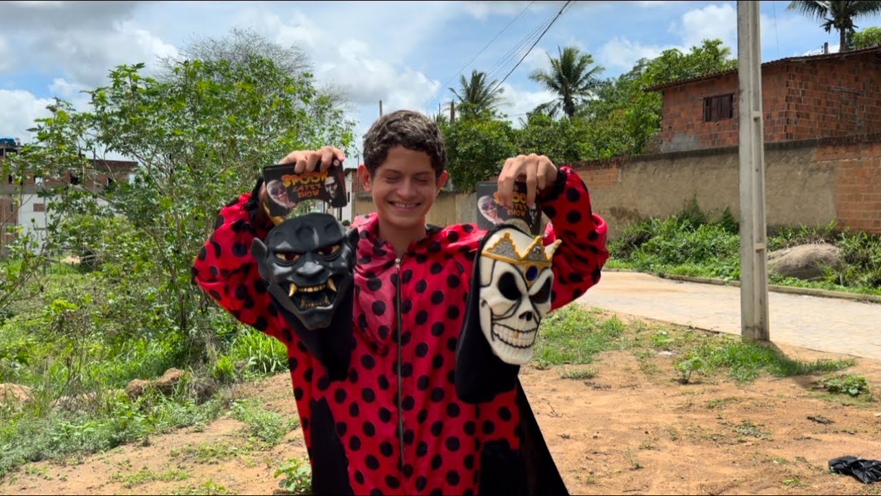 Ele ganhou as 2 máscaras de papangu