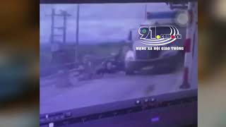 CLIP: 2 nữ sinh phóng xe 'bạt mạng', thoát chết dưới bánh xe container