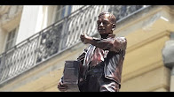 Instalace sochy Karla Kryla před budovou ostravského rozhlasu