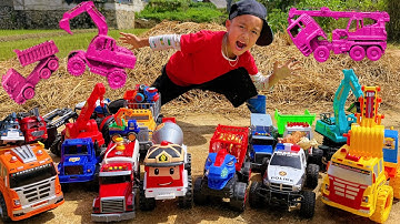 Em tu bi xe máy xúc giải cứu xe cẩu múc cát 5 tấn thụt dưới hố, cứu hộ đàn chó con khi bị lũ quấn đi