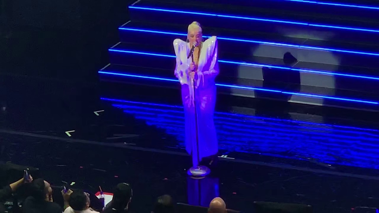 Christina Aguilera - Twice (Live in Boston)