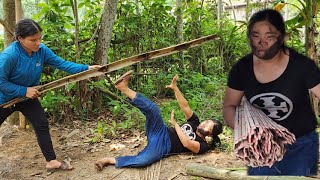 One day he went to pick wild vegetables to sell, and took palm leaf stems to weave mats