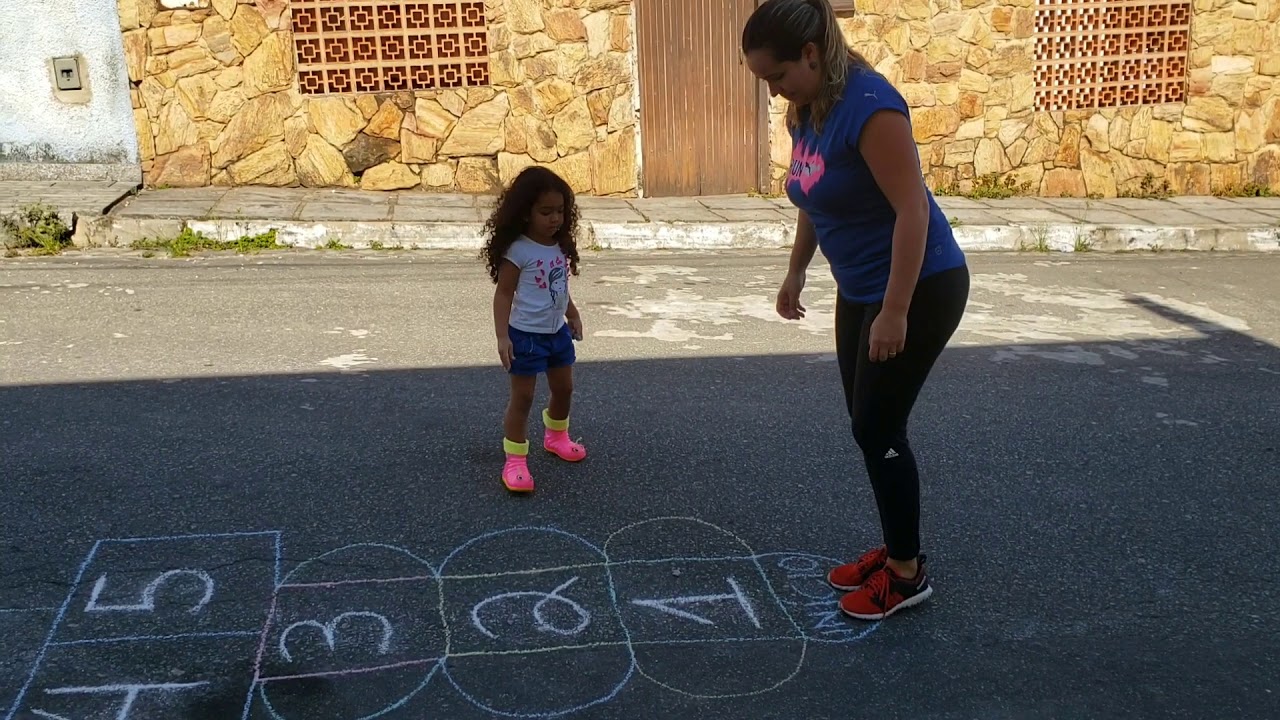 Como jogar amarelinha e outras brincadeiras infantis - Auhe Kids