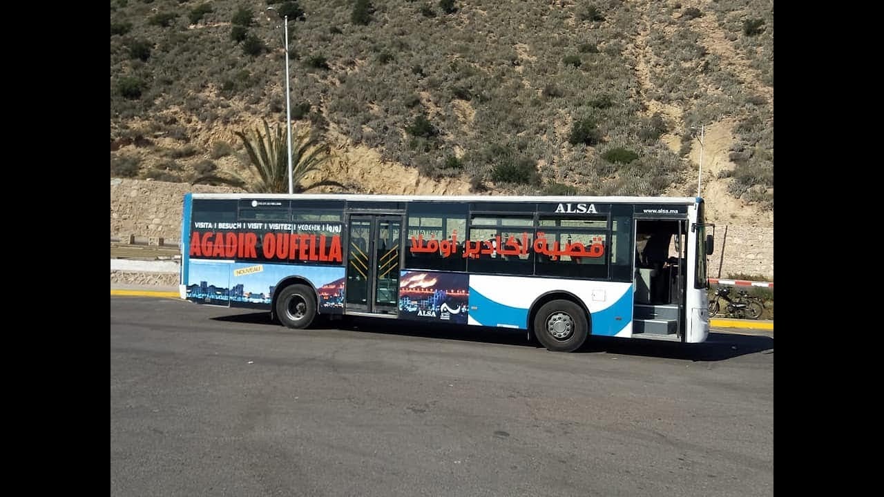 شاهد الحافلة الخاصة بنقل السياح لقصبة آكادير أوفلا بعد منع السيارات والدراجات النارية