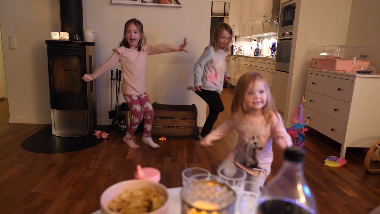 mellofest hemma hos Lilly, barnen shufflar loss 😍