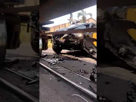 Caminhonete fica destruída após colidir com trem na região central de Mirassol