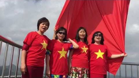 Hát Quốc ca dưới chân cột cờ Lũng Cú tỉnh Hà giang