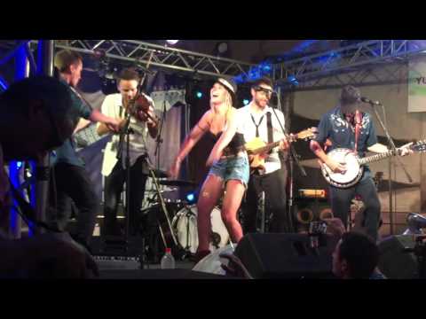 Sophie Tapie "J'envoie en l'air" ft Outside Duo