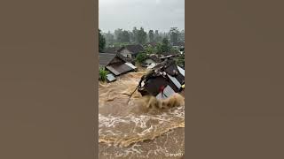 Waspada Banjir !!! Arusnya deras sampai Menghanyutkan Rumah #banjir #shorts #viral #youtubeshorts
