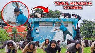 Ya Ampun...Timbul Dan Warga Menjadi Aneh Merangkak Di Tembok