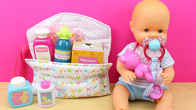 Bolso con 30 Accesorios para la muñeca Bebé  La Bebé nenuco come papilla y  se baña en la bañera 