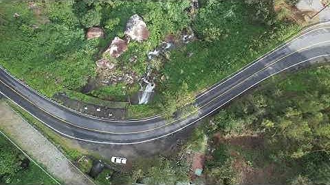 Cây Thông Cô Đơn trên đèo Hải Vân ( Giáp ranh Đà Nẵng và Huê) dưới góc nhìn toàn cảnh Flycam