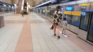臺北捷運 BL板南線 C341型列車(207/208)往頂埔方向 BL10龍山寺站 進出站