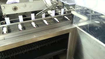 Automatic spray bottle box packaging machine with manual inserting device encartonneuse