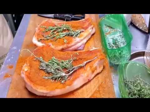 Видео рецепт Говяжий стейк с пикантным картофелем