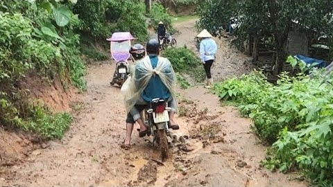 Hàn Kèo Giữa Nhà 3Bà Cháu - Trời Mưa Đội Thợ Xây Vùng Cao Dắt Xe Về| Cói Lalin