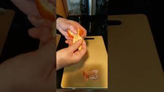 Shorts#Peel oranges quickly#快速剥桔子#Быстро почистить апельсины#संतरे को जल्दी से छीलें#오렌지 껍질을 빨리 벗기세요