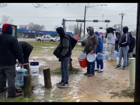 Life Don Dey Balance - Nigerians React As Americans Queue Up To Fetch \'Tap Water\' In Texas