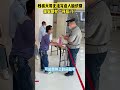 10月31日，福建莆田，残疾大哥银行办业务时人脸识别一直未通过，保安在一旁耐心帮忙