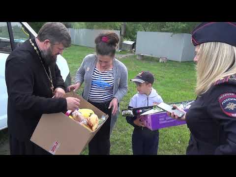 В Грязинском районе дети из многодетных семей получили подарки от полицейских и общественников