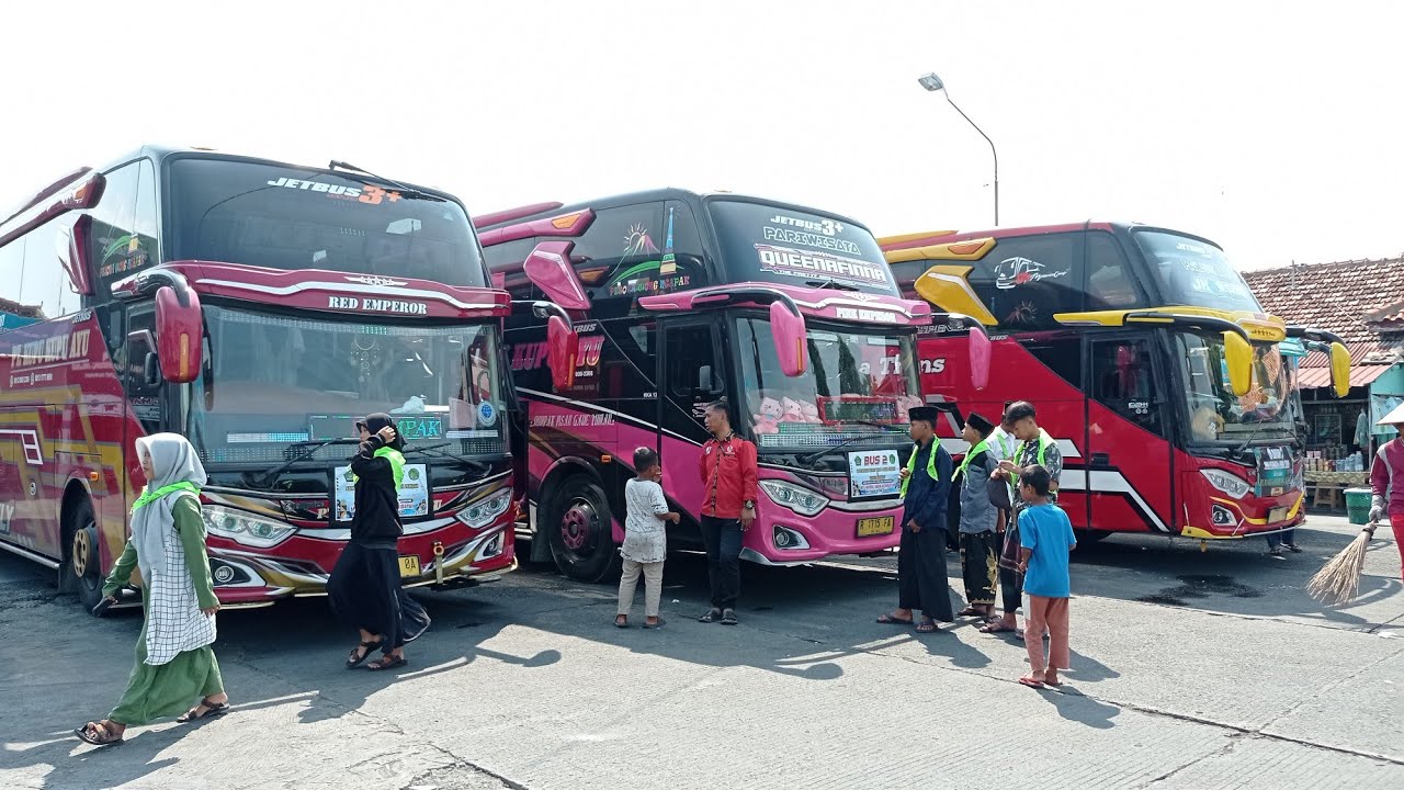 Bus dari Berbagai Daerah Baris Di Demak. Parkiran Makam Sunan Kalijaga Kadilangu
