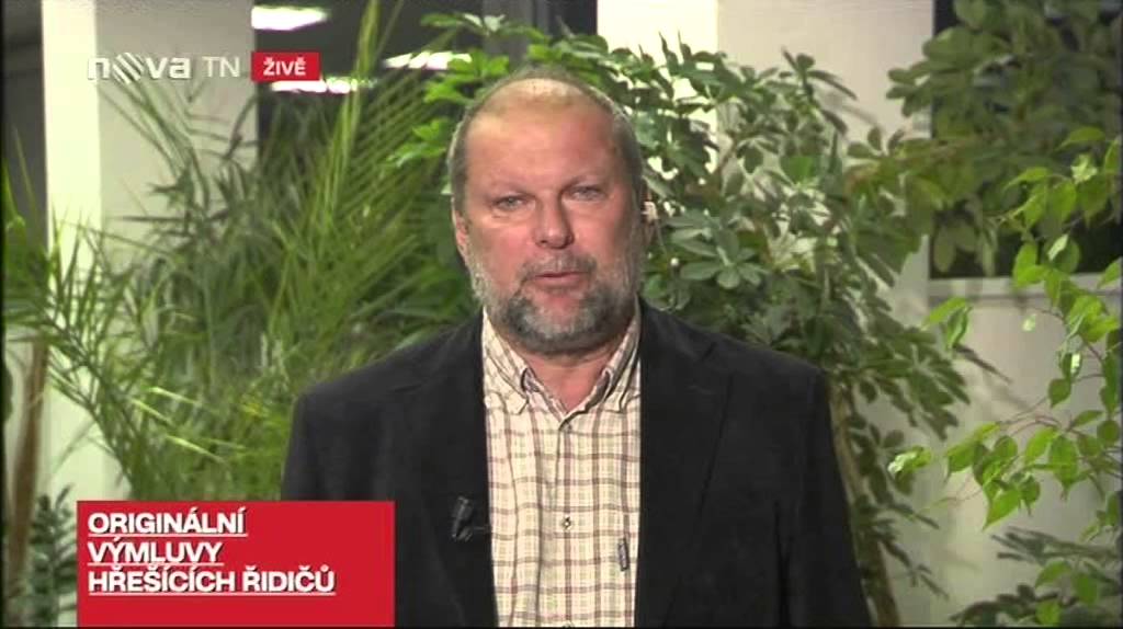 15.9. 2013 TV NOVA reportáž - auto zaparkované na  kolejích