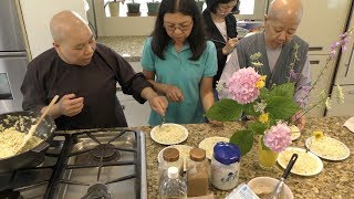 Sư Cô Pháp Tánh hướng dẫn cách làm chả hấp chay tại Làng Dưỡng Lão ...